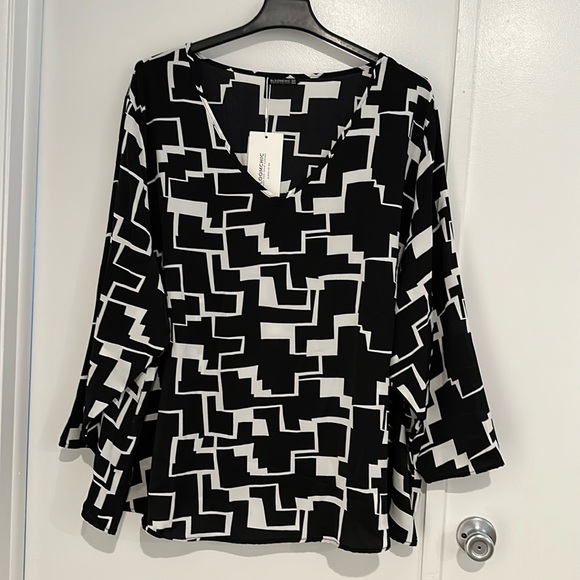 BloomChic Tops - NWT Bloomchic 30 Plus, V-neck Blouse Beautiful black w/white, very elegant!